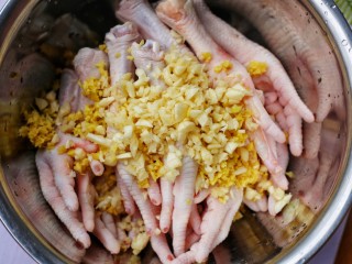 3、史上最简单的懒人电饭煲鸡爪,蒜末。