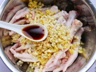 4、史上最简单的懒人电饭煲鸡爪,2勺生抽。