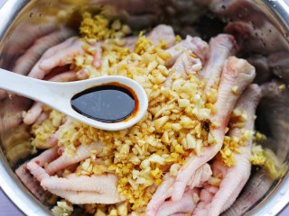 5、史上最简单的懒人电饭煲鸡爪,1勺生抽。