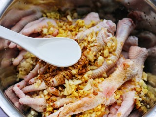 7、史上最简单的懒人电饭煲鸡爪,1勺料酒。