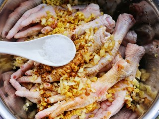 8、史上最简单的懒人电饭煲鸡爪,1勺盐。