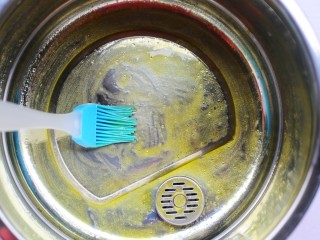 11、史上最简单的懒人电饭煲鸡爪,锅底刷一层油。