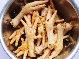 10、史上最简单的懒人电饭煲鸡爪,拌匀腌制15分钟。