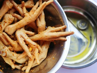 12、史上最简单的懒人电饭煲鸡爪,将腌制好的鸡爪连同剩下的酱汁倒入电饭锅内。