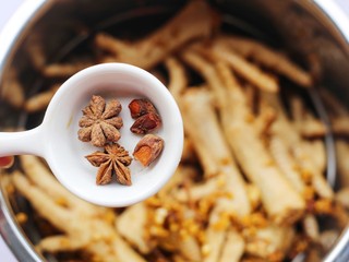 14、史上最简单的懒人电饭煲鸡爪,加2粒八角。