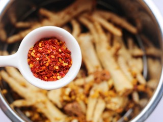 15、史上最简单的懒人电饭煲鸡爪,一勺辣椒粉。