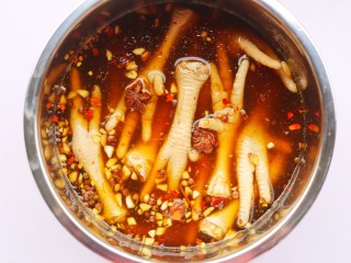 16、史上最简单的懒人电饭煲鸡爪,加入没过鸡爪的水。