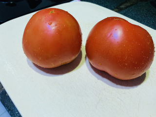 1、番茄牛腩煲,番茄洗净