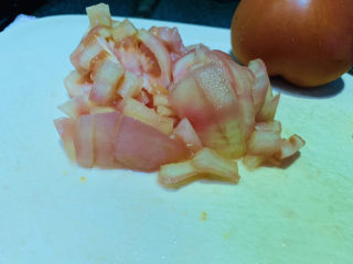 2、番茄牛腩煲,一个番茄去皮切小粒