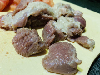 4、番茄牛腩煲,牛腩洗净,切块