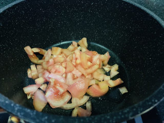 5、番茄牛腩煲,将切小粒的番茄先下锅翻炒