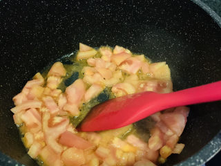 6、番茄牛腩煲,炒出汁,先盛入碗