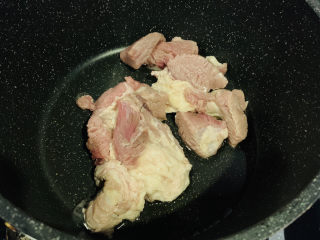 7、番茄牛腩煲,锅里加食用油,倒入牛腩