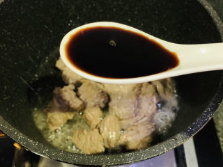 8、番茄牛腩煲,翻炒变色,加酱油