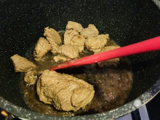 10、番茄牛腩煲,炒香