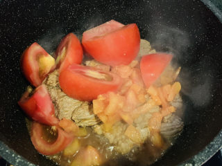 12、番茄牛腩煲,加入大块番茄