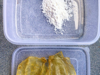 3、花胶的泡发,容器里放入面粉，花胶冲洗干净。