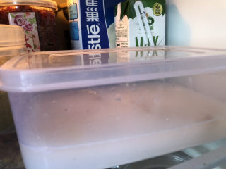 6、花胶的泡发,盖好盖子放冰箱冷藏8到12小时左右。