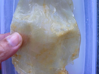 7、花胶的泡发,取出来，花胶已经有点泡软啦，冲洗干净。