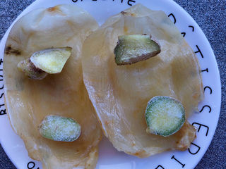 8、花胶的泡发,放在碟子里，上面放几片姜。