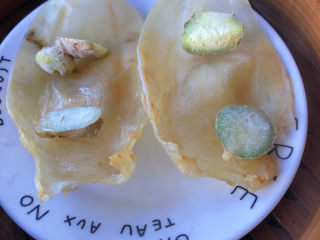 9、花胶的泡发,水烧开后，进蒸锅中火蒸10分钟左右。