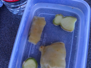 11、花胶的泡发,接着放入容器里，加几片姜倒入一瓶矿泉水。