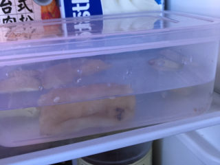 13、花胶的泡发,冰箱冷藏泡发一天都可以的，期间可以换一次水。