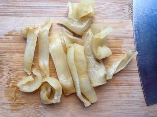 15、花胶的泡发,均匀地切成块状即可炖煮啦！