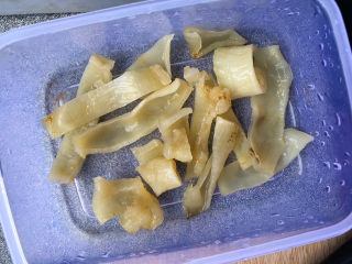 16、花胶的泡发,可以一次性多泡发一些，按数量分别密封包装后，放冰箱冷冻保存，随时取出来炖煮，很方便的哦！