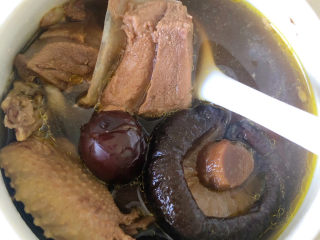 17、花胶的泡发,我炖了花胶老鸽汤，滋补养颜，后续会再尝试更多的花胶做法，把花胶做成甜品也是很好的选择。