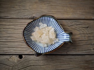 3、柠檬薏米水,黄冰糖未经过严格脱色加工处理,是较原始的冰糖,甘蔗原有成分保留较多,相对严格脱色的白色冰糖来说,营养更丰富。