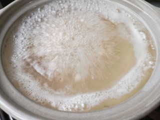 7、柠檬薏米水,大火煮开后转小火加盖继续煮1个半小时。