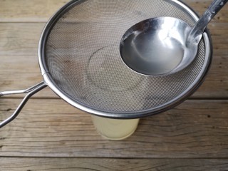 9、柠檬薏米水,放置冷却后过筛盛入杯中。