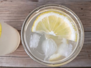 12、柠檬薏米水,根据个人口味加适量冰块或者蜂蜜。