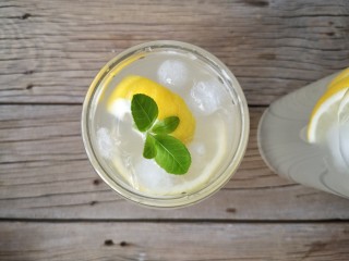 13、柠檬薏米水,再加小叶子装饰。