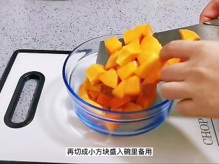 11、木瓜炖牛奶,切成小块盛入碗里