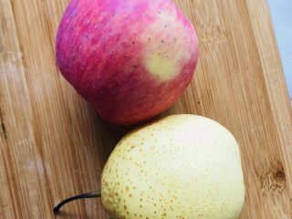 1、苹果雪梨汤,准备苹果和雪梨