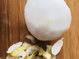 2、苹果雪梨汤,雪梨去皮洗净