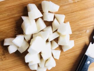 5、苹果雪梨汤,雪梨切成小块装盘备用