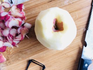 6、苹果雪梨汤,苹果去皮