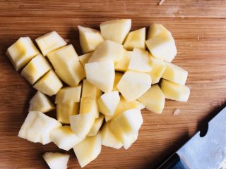 9、苹果雪梨汤,切成小块。