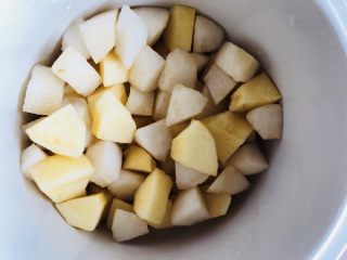 11、苹果雪梨汤,将苹果和雪梨放入炖锅中