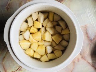 12、苹果雪梨汤,加入适量温开水，没有的也可以加冷水。