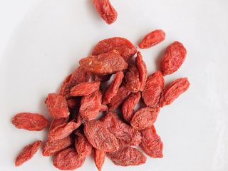 15、苹果雪梨汤,枸杞洗净备用