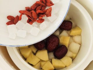 17、苹果雪梨汤,炖煮到四十分钟后加入冰糖和枸杞。