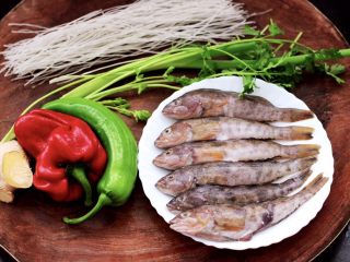 1、酱焖黄鱼粉条,首先备齐所有的食材。