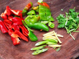 2、酱焖黄鱼粉条,把青红辣椒洗净后，用刀切成片，葱姜切丝，香菜切段。