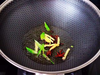 4、酱焖黄鱼粉条,热锅倒入花生油烧至六成热时，放入花椒和八角，用小火慢慢炸香后，再爆香葱姜丝。