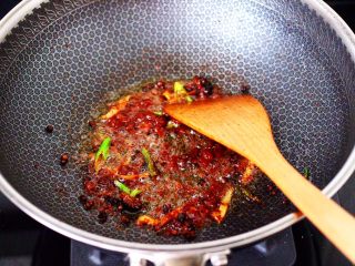 5、酱焖黄鱼粉条,这个时候加入豆瓣酱，用小火慢慢炒出红油。