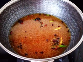 6、酱焖黄鱼粉条,锅中倒入适量的清水后。